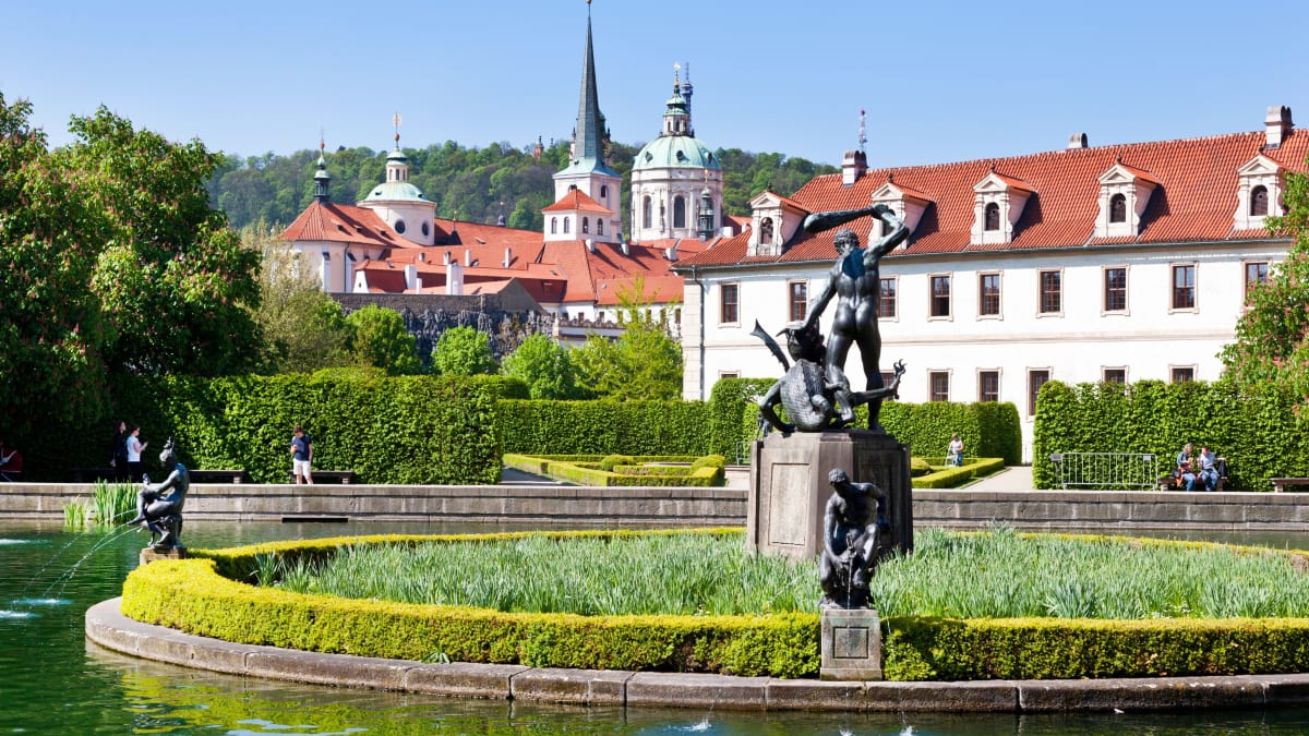Okázalý Valdštejnský palác v Praze.