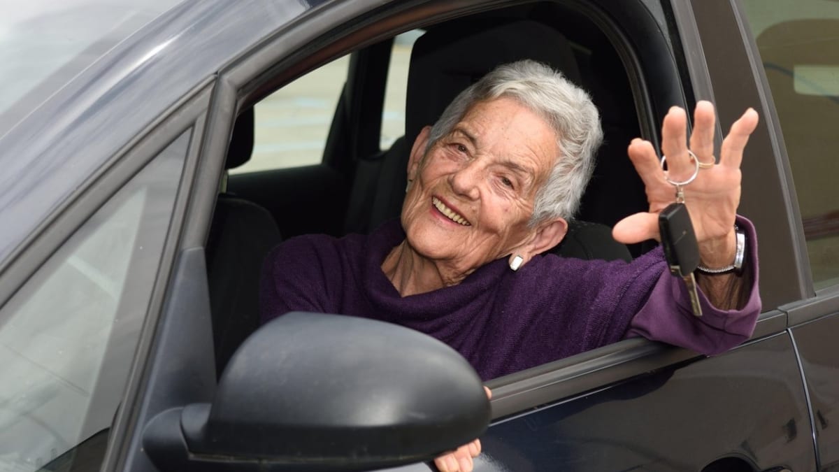 Ilustrační foto. Počínaje 65 lety věku se musí senioři pravidelně podrobit lékařské prohlídce, aby mohli řídit auto.