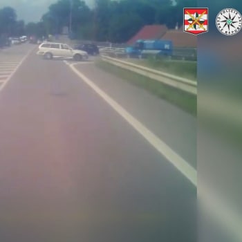 Na křižovatce ve Slavkově smetl auto s dvěma dětmi a ujel. Po řidiči pátrá policie