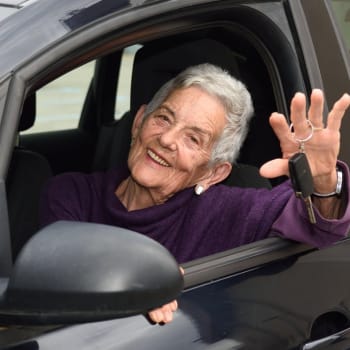 U nás se řidiči - senioři počínaje 68 lety věku musí co dva roky dostavit k lékařské kontrole na způsobilost řídit motorové vozidlo. V opačném případě jim hrozí vážné postihy a to zejména v případě nehody.