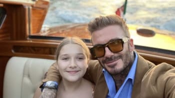Hrdý otec Beckham vzal svou dceru na výlet. Harper v drahých šatech hvězdou Itálie