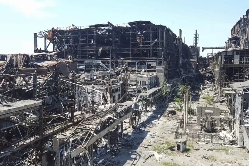 Trosky oceláren Azovstal po obsazení ruskými jednotkami