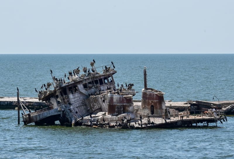 Zničená loď u mariupolského přístavu
