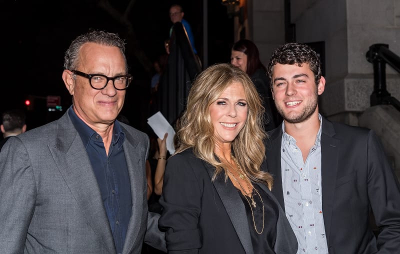 Tom Hanks, jeho manželka Rita Wilsonová a jejich syn Truman Theodore Hanks přicházejí na módní přehlídku Tom Ford SS19 v Park Avenue Armory 5. září 2018 v New Yorku.