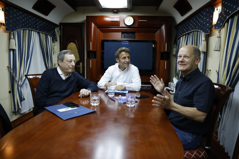 Emmanuel Macron, Olaf Scholz a Mario Draghi ve čtvrtek ráno vyrazili do Kyjeva.