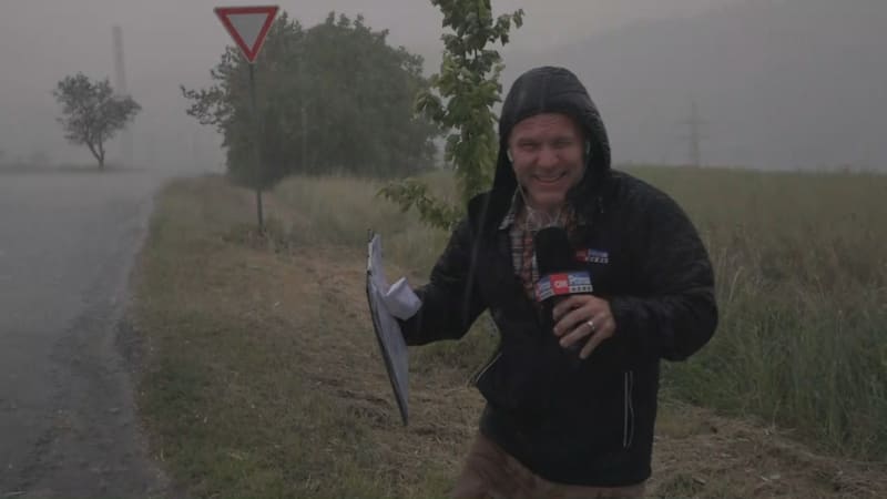 Reportéra CNN Prima NEWS Roberta Heče zastihla při živém vstupu silná bouřka. 