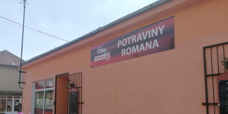 Prodejna smíšeného zboží Romana v Liptani na Osoblažsku v okrese Bruntál. Olej tady stojí 59 korun.