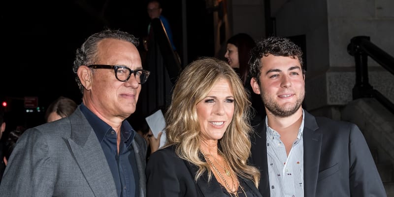 Tom Hanks, jeho manželka Rita Wilsonová a jejich syn Truman Theodore Hanks přicházejí na módní přehlídku Tom Ford SS19 v Park Avenue Armory 5. září 2018 v New Yorku.