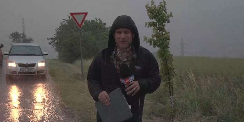 Reportéra CNN Prima NEWS Roberta Heče zastihla při živém vstupu silná bouřka. 
