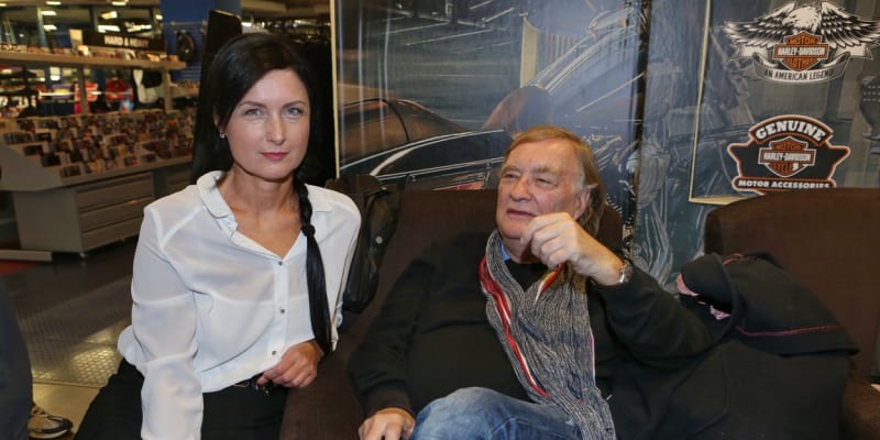 Režiséra Víta Olmera a jeho manželku, herečku Simonu Chytrovou dělí dvacet let 