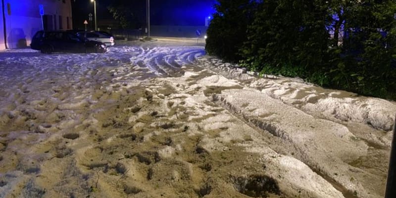 Silnice v Olešnici pokryla místy souvislá vrstva krup, hasiči řeší průjezdnost.