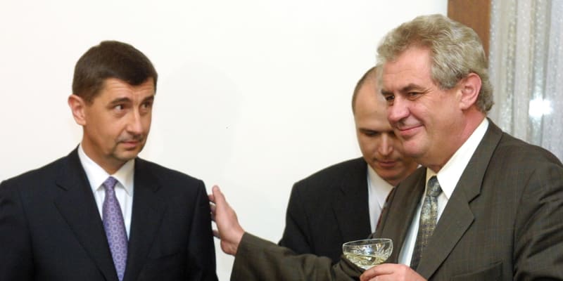 Andrej Babiš a Miloš Zeman při podpisu smlouvy o privatizaci Unipetrolu