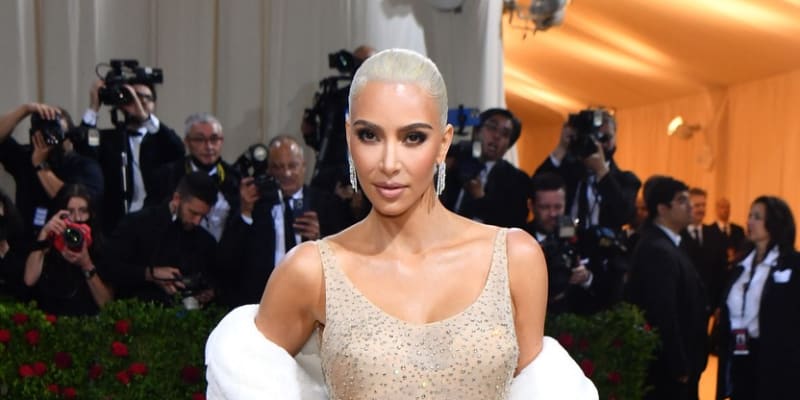 Kim Kardashian vynesla hodně slavné šaty. 