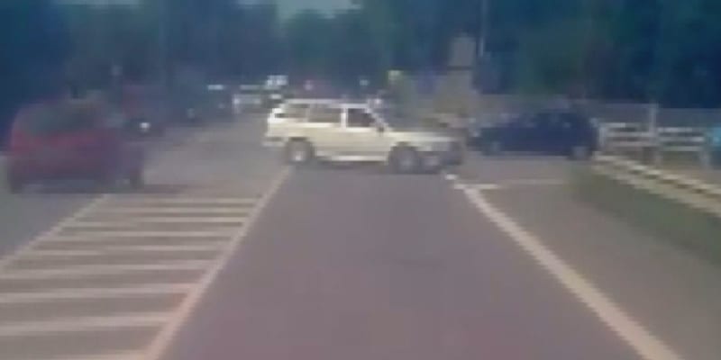 Na křižovatce ve Slavkově smetl auto s dvěma dětmi a ujel. Po řidiči pátrá policie.