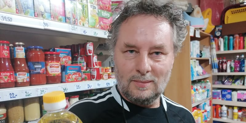 Živnostník Petr Chrenšť z Liptaně na Osoblažsku v okrese Bruntál zatím řepkový olej prodává za cenu 59 korun za litr. Jinde už litr obyčejného rostlinného oleje stojí i 105 Kč.