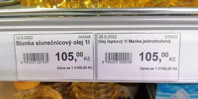 Za hubičku už není. Obyčejné rostlinné oleje v prodejně Centrál na  hlučínském náměstí. Cena 105  korun za litr.