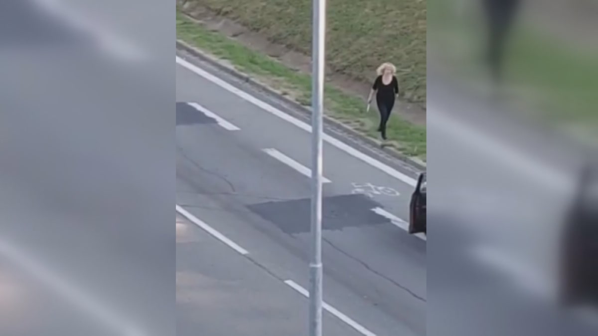 Záběry z mobilního telefonu zachycují pokus o vraždu v Brně. Žena v autě pobodala svého manžela.