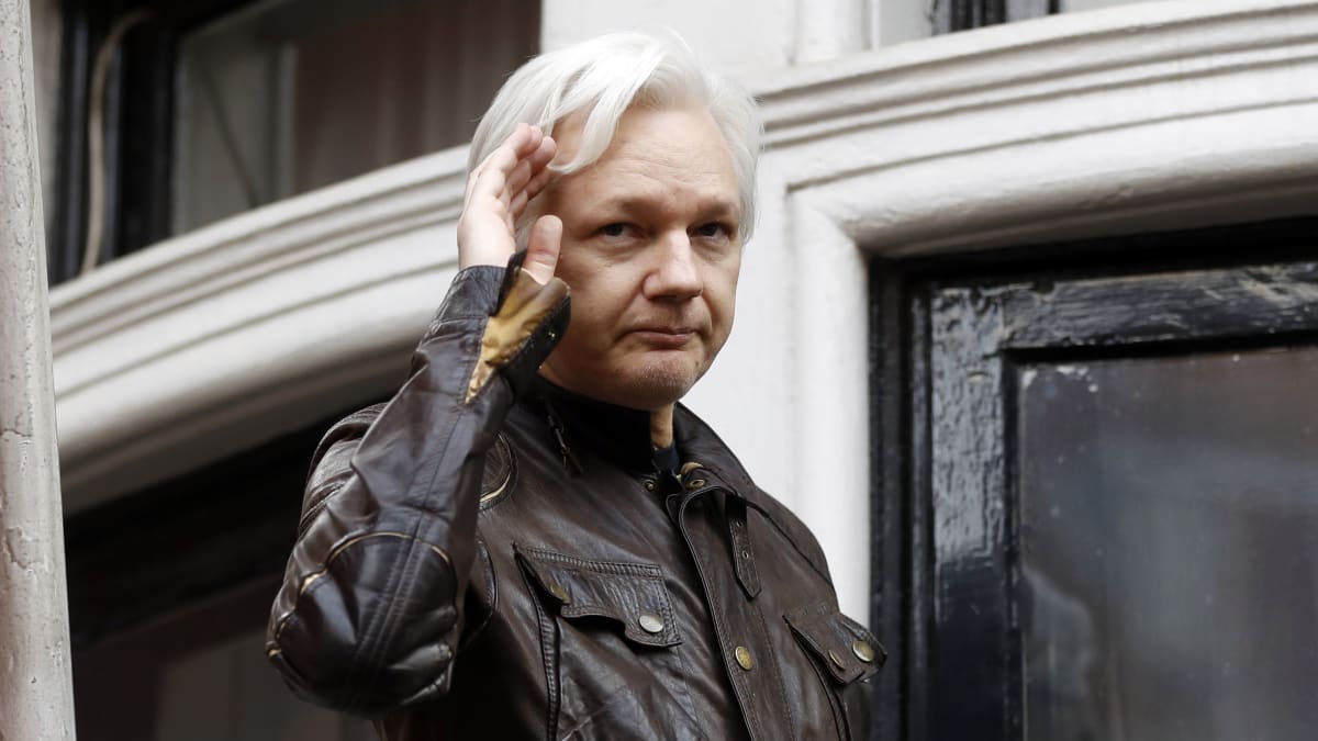 Julian Assange v roce 2017