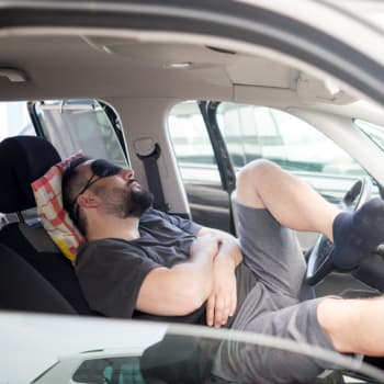 Polohy pro odpočinek v běžném osobním autě bývají často dost krkolomné a na plnohodnotný spánek většinou nestačí.
