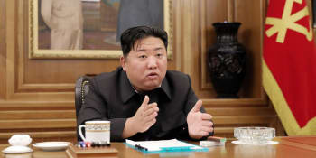 Kim Čong-un má krizi středního věku. Pije, pláče a cestuje jen se záchodem, tvrdí expert