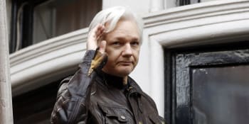 Británie schválila vydání zakladatele WikiLeaks do USA. Stíhán je za špionáž