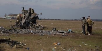 Exploze jako ve filmu. Ukrajinci zveřejnili záběry sestřelení ruského vrtulníku