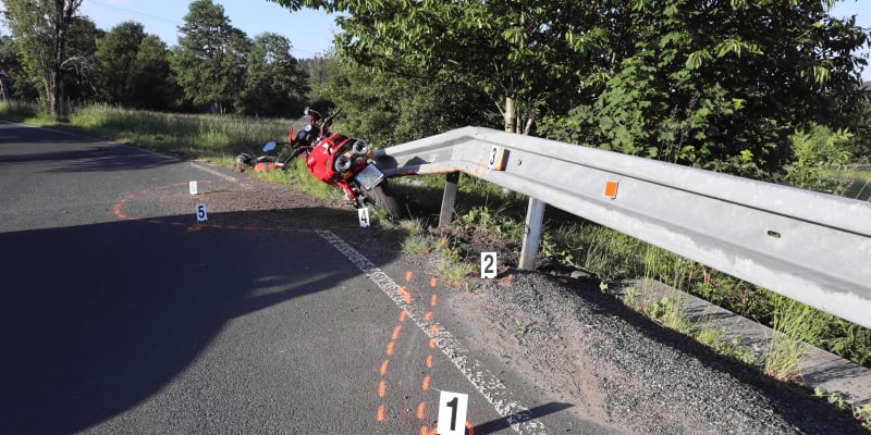 Motocyklista na Českolipsku přišel při nehodě o nohu, havaroval poté, co se mu do helmy dostala vosa. 