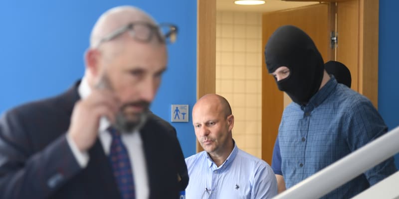 Policisté přivádějí bývalého náměstka pražského primátora Petra Hlubučka (uprostřed) k soudu, který rozhodoval o vazbě pro obviněné v kauze korupce v pražském dopravním podniku, 17. června 2022
