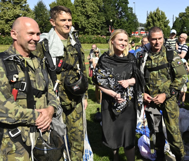 Seskok tří výsadkářů z velitelství vzdušných sil české armády v pražských Zítkových sadech v sobotu dopoledne připomněl hrdiny z operace Anthropoid.