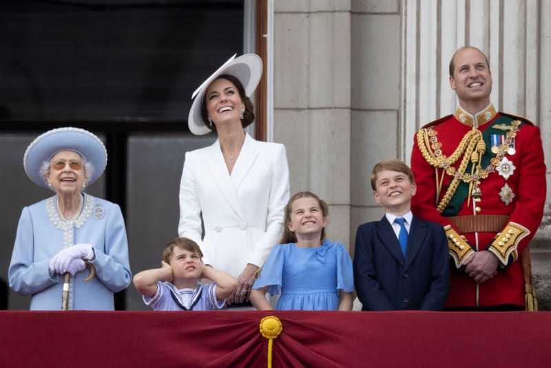 Princ William s rodinou a královnou během oslav 70 let Alžběty II. na trůnu. 