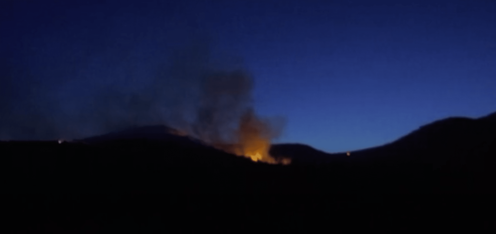 Na druhém největším řeckém ostrově vypukl požár.