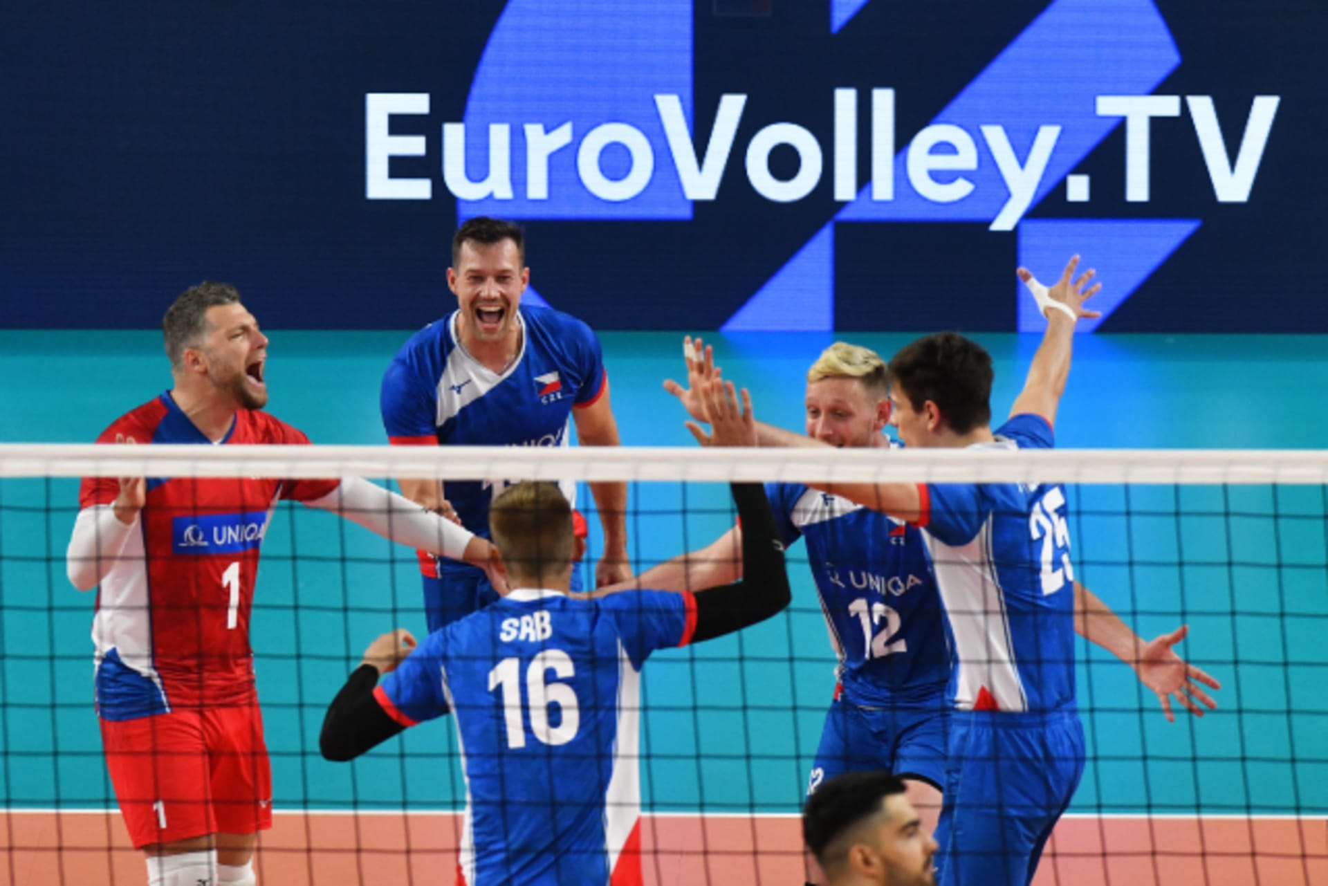 Čeští volejbalisté opět vyhráli Evropskou ligu. Favorizované Turecko, které ovládlo poslední dva ročníky soutěže v letech 2019 a 2021, porazili ve finále 3:1 po setech 25:21, 25:22, 21:25 a 27:25.