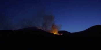 Na druhém největším řeckém ostrově vypukl požár. S hašením pomáhají vrtulníky i letadla