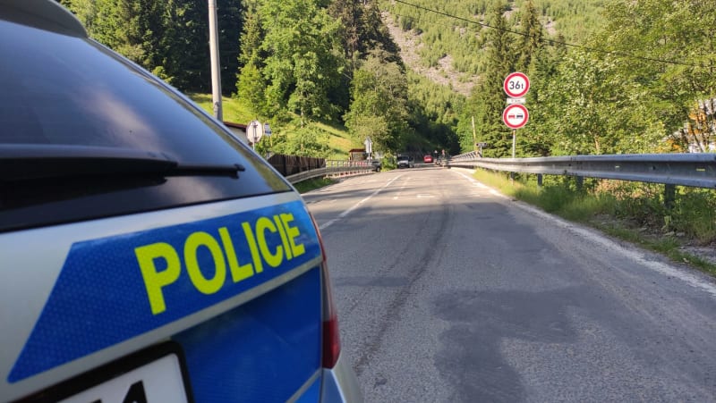 Po pádu stromu na auto v Krkonoších zemřeli tři lidé