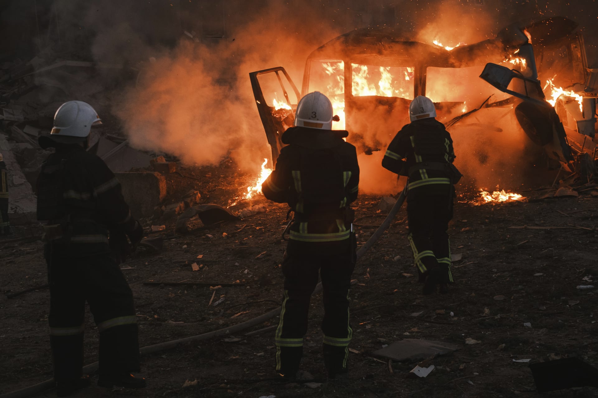 Hasiči bojují s požárem po ruském ostřelování města Mykolajiv.