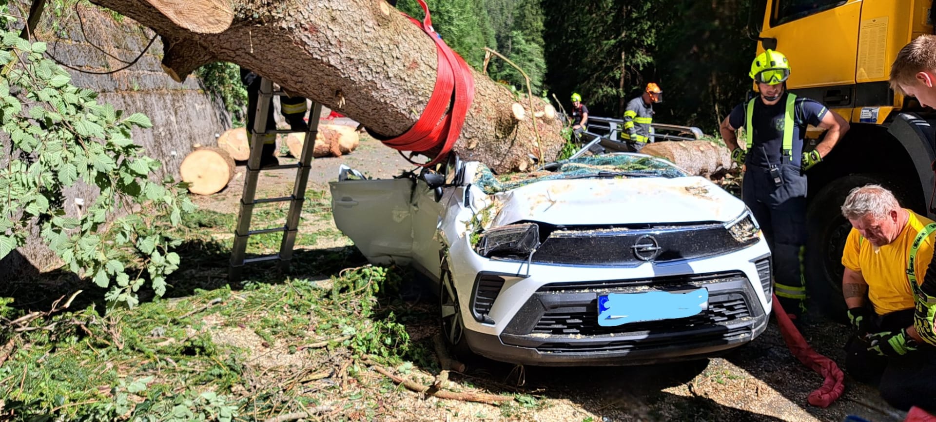 Pád stromu na auto v Krkonoších