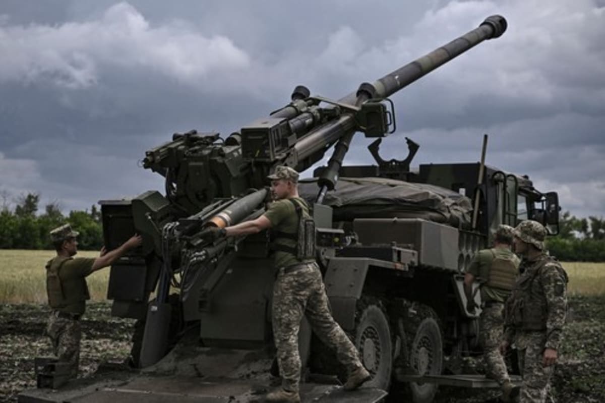 Ukrajinští vojáci v Doněcké oblasti ostřelují ruské pozice pomocí francouzské samohybné houfnice CAESAR.