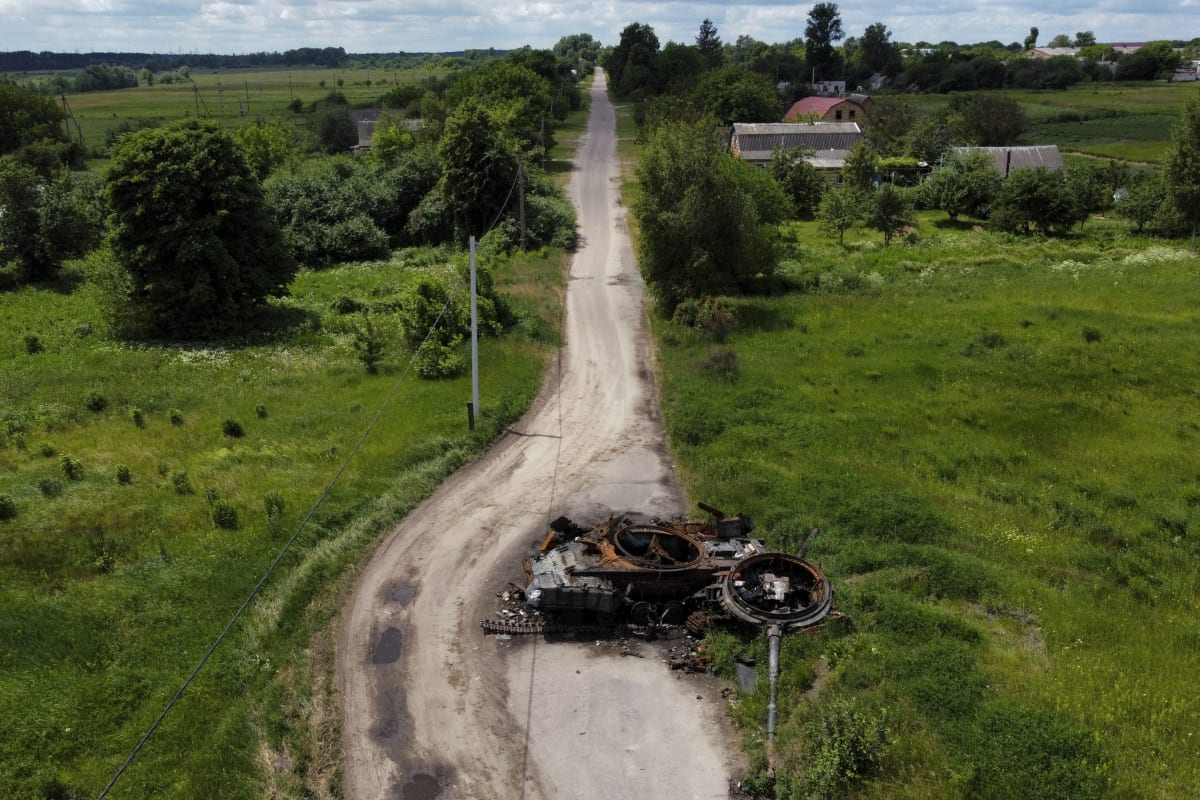 Zničený tank na cestě u obce Lypivka v Ivanofrankivské oblasti