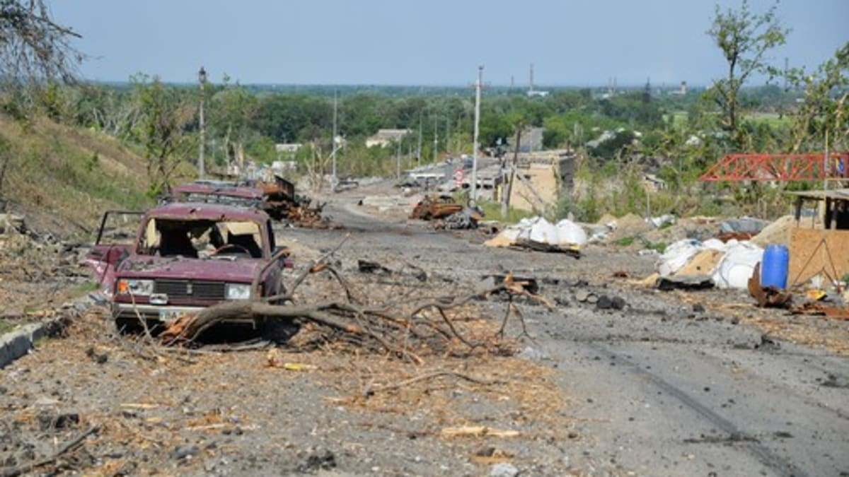 Téměř zničený most na cestě spojující města Lysyčansk a Severodoněck v Luhanské oblasti