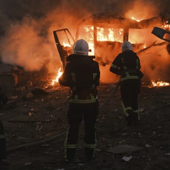Hasiči bojují s požárem po ruském ostřelování města Mykolajiv