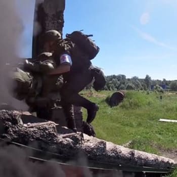 Ruský vojenský zdravotník zasahuje poblíž frontové linie na Ukrajině