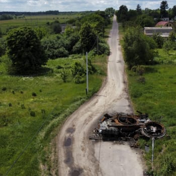 Zničený tank na cestě u obce Lypivka v Ivanofrankivské oblasti