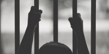 Zkrvavené děti zavřené v klecích. Polskem otřásá případ týrání postižených dívek jeptiškami