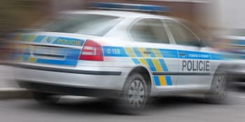 Srážka policejního vozu s jiným autem u Kralup: Vážně se zranila policistka