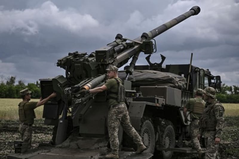 Ukrajinští vojáci v Doněcké oblasti ostřelují ruské pozice pomocí francouzské samohybné houfnice CAESAR