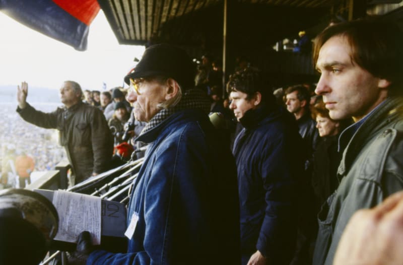 Josef Kemr během dnů sametové revoluce v roce 1989 promluvil k lidem na demonstraci na Letenské pláni.