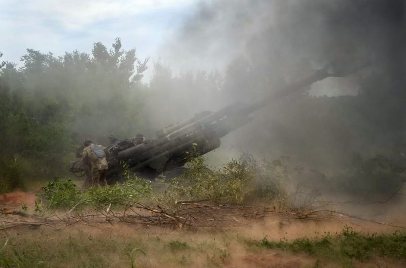Ukrajinští vojáci v Doněcké oblasti ostřelují ruské pozice pomocí houfnice M777