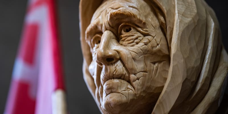 Dřevěná socha Babushky Z od umělce Alexandra Ivčenka, Voroněž, Rusko