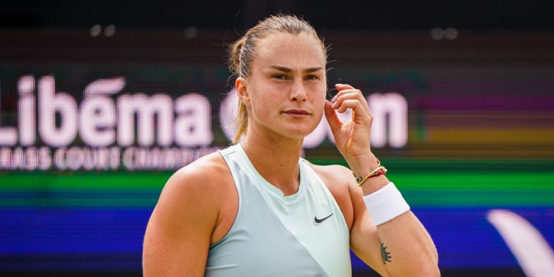 Aryna Sabalenková spadá mezi běloruské tenistky, kterým nebude dovoleno startovat na londýnském grandslamu.