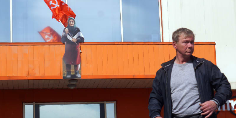 Kartonová postava Babushky Z na fasádě nákupního centra v Moskvě